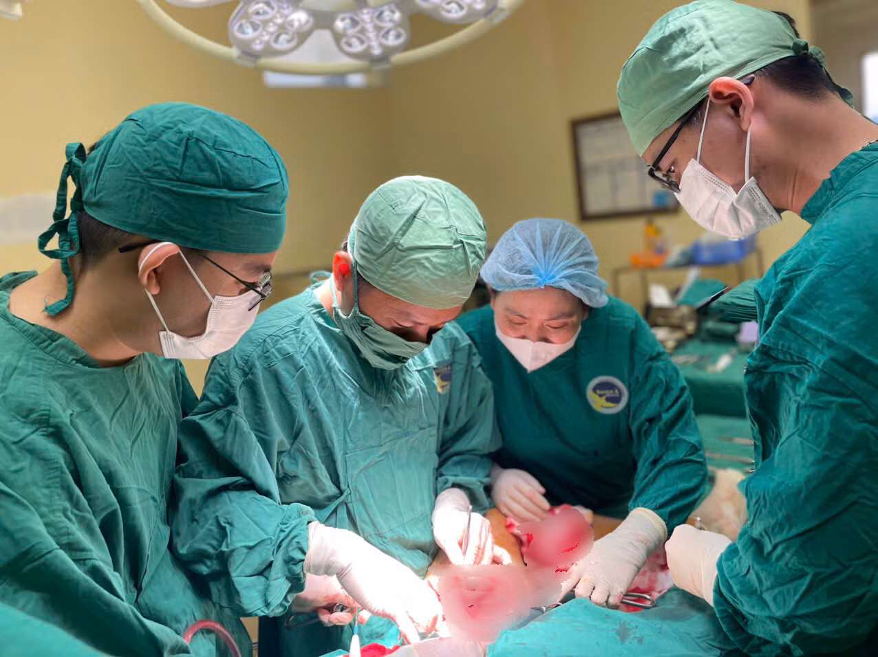 Các bác sĩ đã nỗ lực thực hiện liên tiếp nhiều phương pháp phẫu thuật cứu sống bệnh nhân Các bác sĩ đã nỗ lực thực hiện liên tiếp nhiều phương pháp phẫu thuật cứu sống bệnh nhân