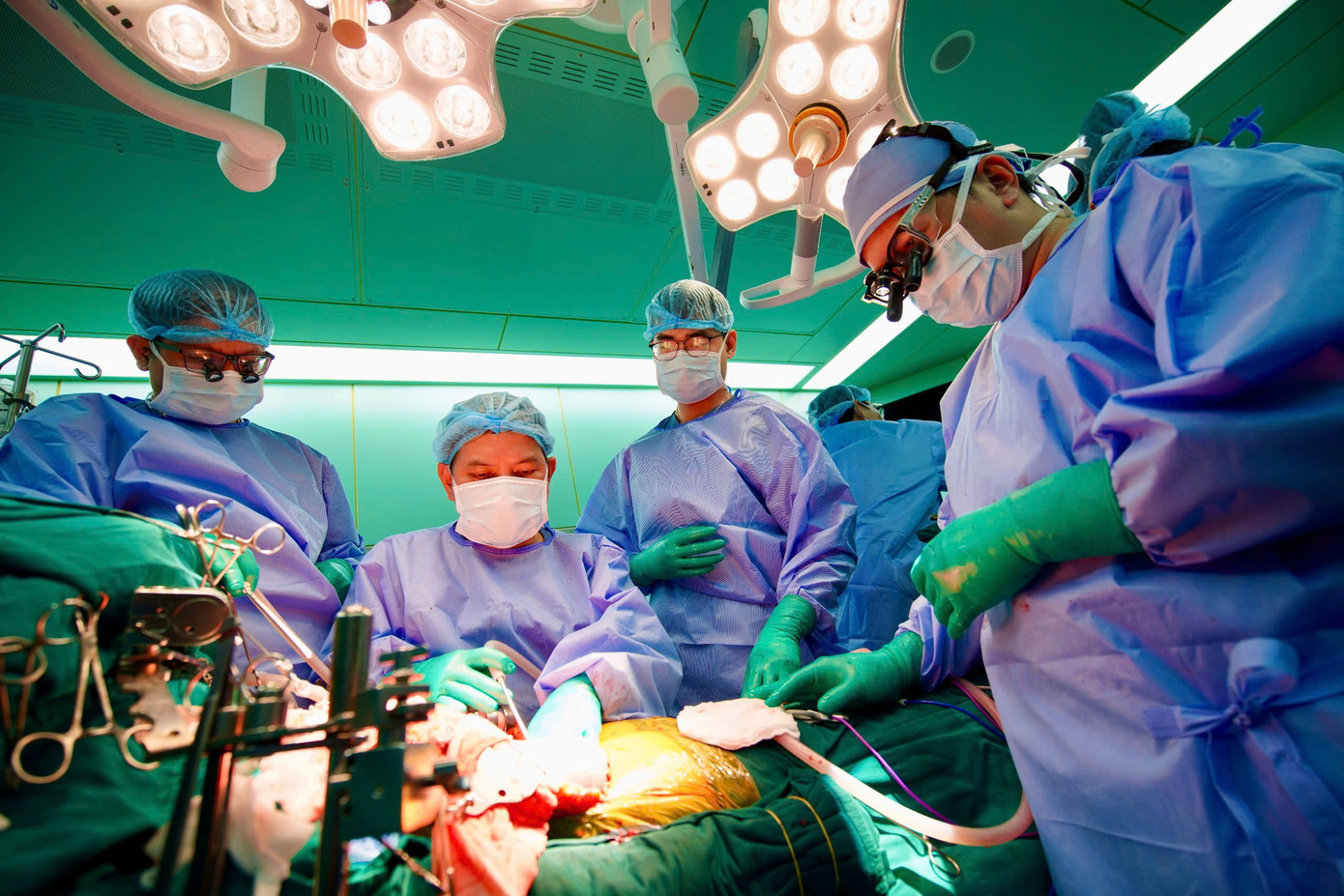 Hơn 200 nhân viên y tế của Bệnh viện Đại học Y Dược TPHCM đã tổ chức tiếp nhận và ghép tạng xuyên đêm Hơn 200 nhân viên y tế của Bệnh viện Đại học Y Dược TPHCM đã tổ chức tiếp nhận và ghép tạng xuyên đêm