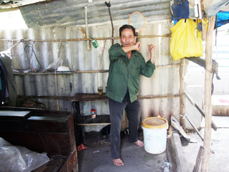 Ông Hai diễn lại lúc cầm khúc tầm vông đánh trả tên cướp dùng dao chém. Ảnh: An Nhơn