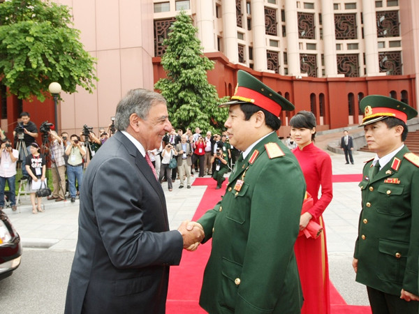 Bộ trưởng Quốc phòng Phùng Quang Thanh và Bộ trưởng Quốc phòng Mỹ Leon Panetta (trái) tại lễ đón chính thức sáng 4-6