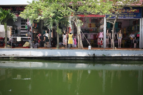 Quanh bờ ao làng san sát các cửa hiệu thời trang
