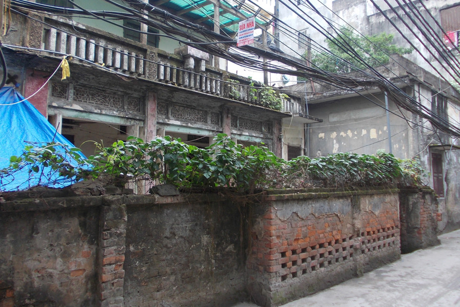 Ngôi nhà kiểu cách bị bỏ hoang bí hiểm nằm sâu trong ngõ Chùa Nền