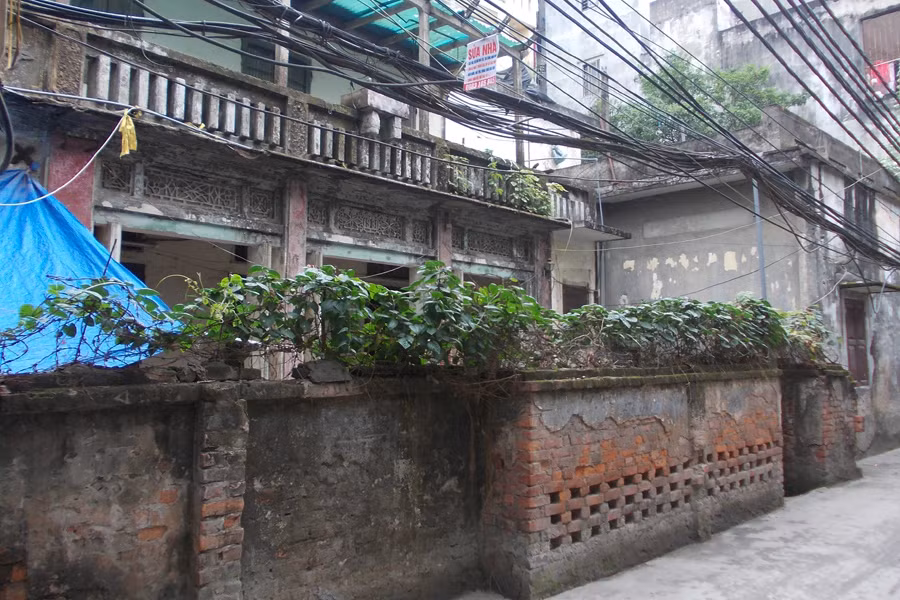 Ngôi nhà kiểu cách bị bỏ hoang bí hiểm nằm sâu trong ngõ Chùa Nền