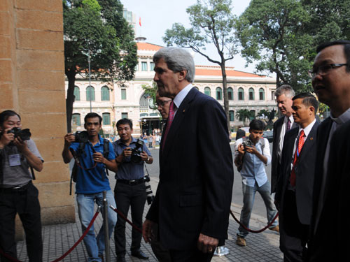 Ông Kerry vào nhà thờ...