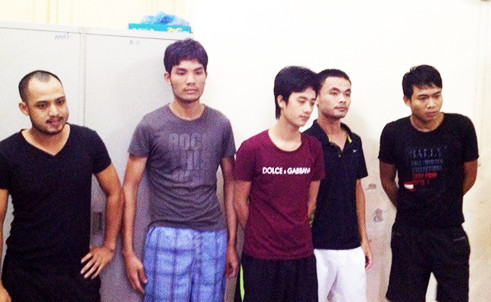 Các đối tượng vờ bán dâm cho người đồng tính để cướp 