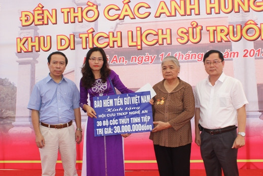 TBT báo Tiền phong cùng đại diện Bảo hiểm tiền gửi Việt Nam trao tặng 30 bộ cốc thủy tinh trị giá 30 triệu đồng cho TNXP Nghệ An.