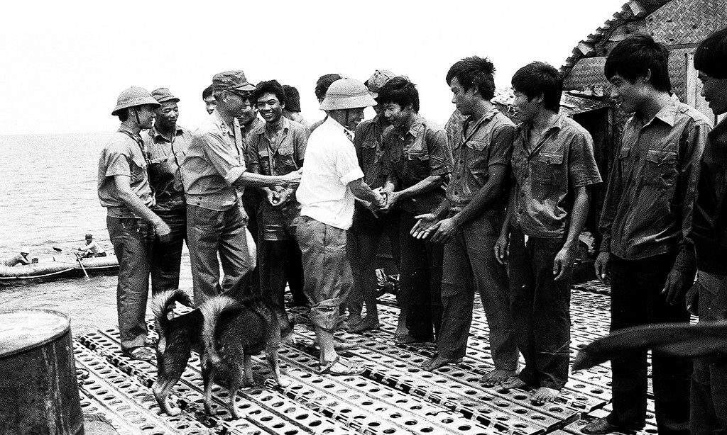 Đá Lát ngày đó quân ta vẫn đóng trên nhà cao cẳng. Lưu ý hai chú 