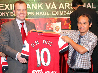 Chủ tịch HAGL Đoàn Nguyên Đức trong lễ ký hợp đồng với Arsenal (Ảnh: Quang Minh). Chủ tịch HAGL Đoàn Nguyên Đức trong lễ ký hợp đồng với Arsenal (Ảnh: Quang Minh)