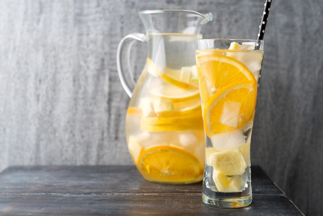 Hãy nhớ rửa hoặc chà sạch trái cây trước khi thêm vào nước.