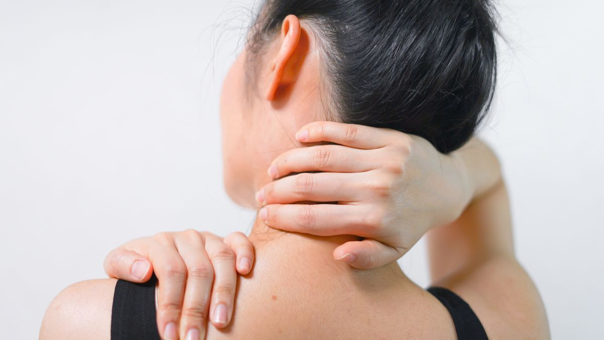 Các triệu chứng đau lưng cơ năng thường sẽ chỉ xuất hiện ở vùng lưng, nếu nghiêm trọng hơn sẽ lan lên vùng cổ, vai, gáy. Các triệu chứng đau lưng cơ năng thường sẽ chỉ xuất hiện ở vùng lưng, nếu nghiêm trọng hơn sẽ lan lên vùng cổ, vai, gáy.