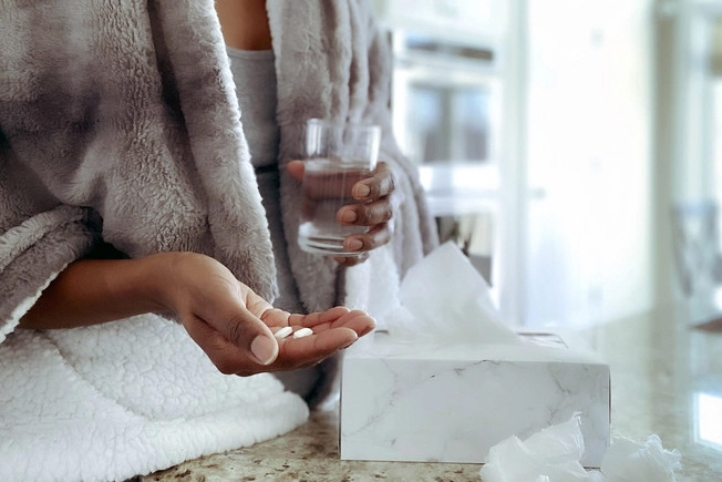 Uống một ly nước đầy sẽ giúp thuốc không bị mắc kẹt trong thực quản và gây kích ứng.