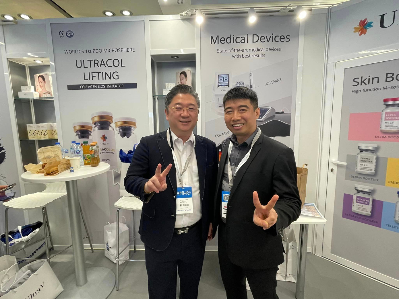 BS. Vũ Thái Hà (người bên phải) tại một hội thảo quốc tế tại Monaco, 2023. BS. Vũ Thái Hà (người bên phải) tại một hội thảo quốc tế tại Monaco, 2023.