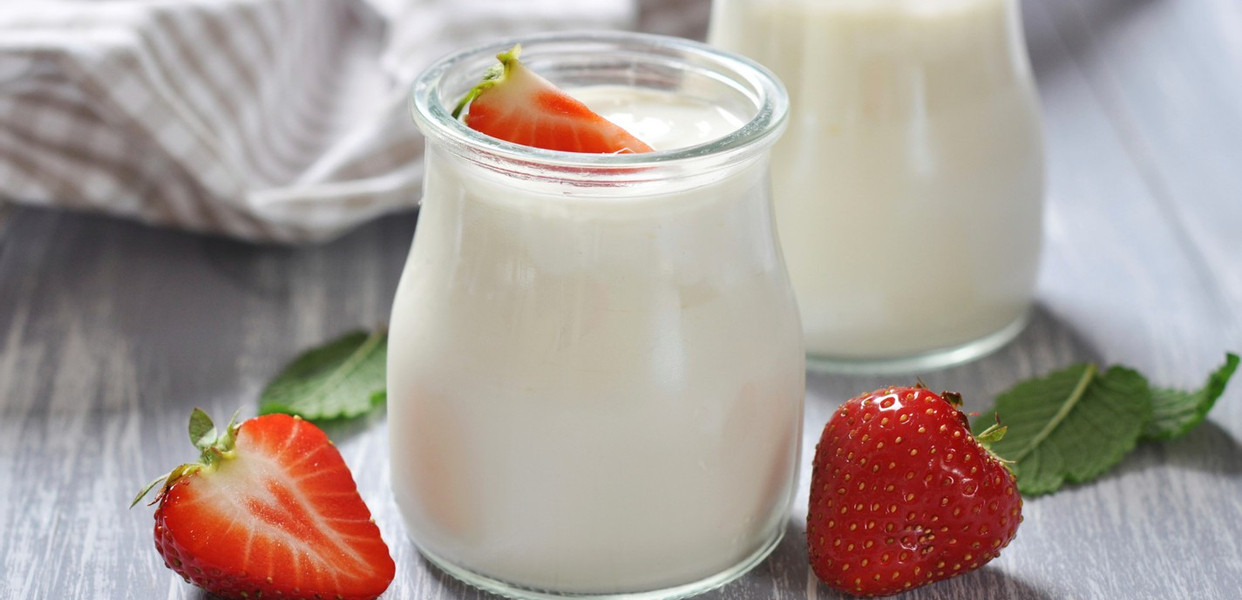 Sữa chua kết hợp với trái cây tươi là một món ăn bổ dưỡng, lại khoái khẩu.