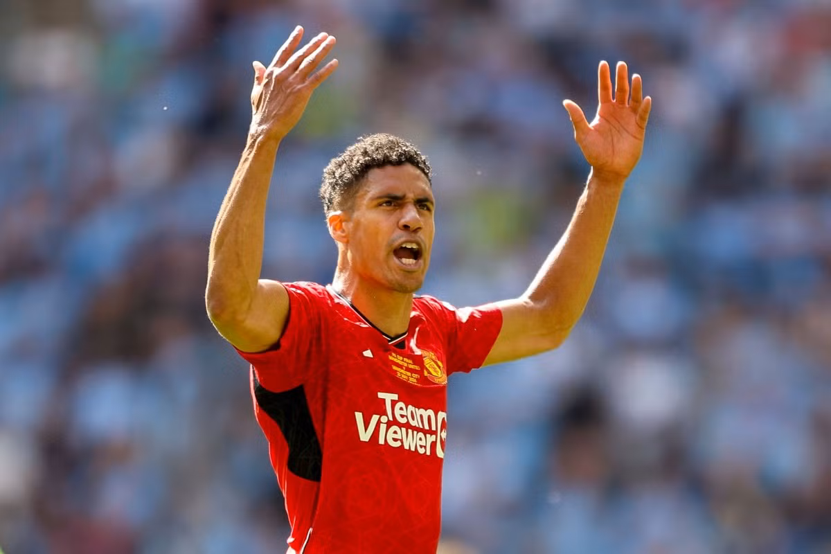 Varane ăn mừng chiến thắng ở trận chung kết FA Cup 2024