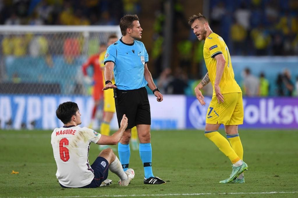 Trọng tài Brych vừa điều khiển trận tứ kết giữa Ukraine và Anh Trọng tài Brych vừa điều khiển trận tứ kết giữa Ukraine và Anh