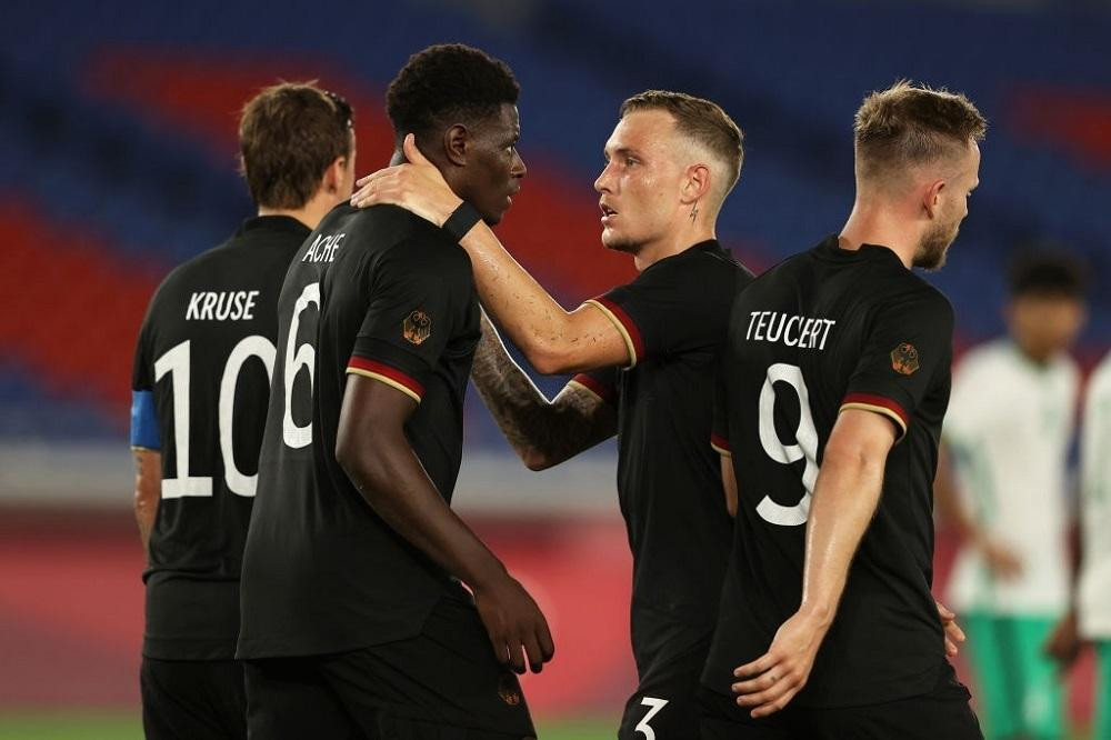 Olympic Đức đã có 3 điểm đầu tiên sau màn rượt đuổi hấp dẫn ở Yokohama