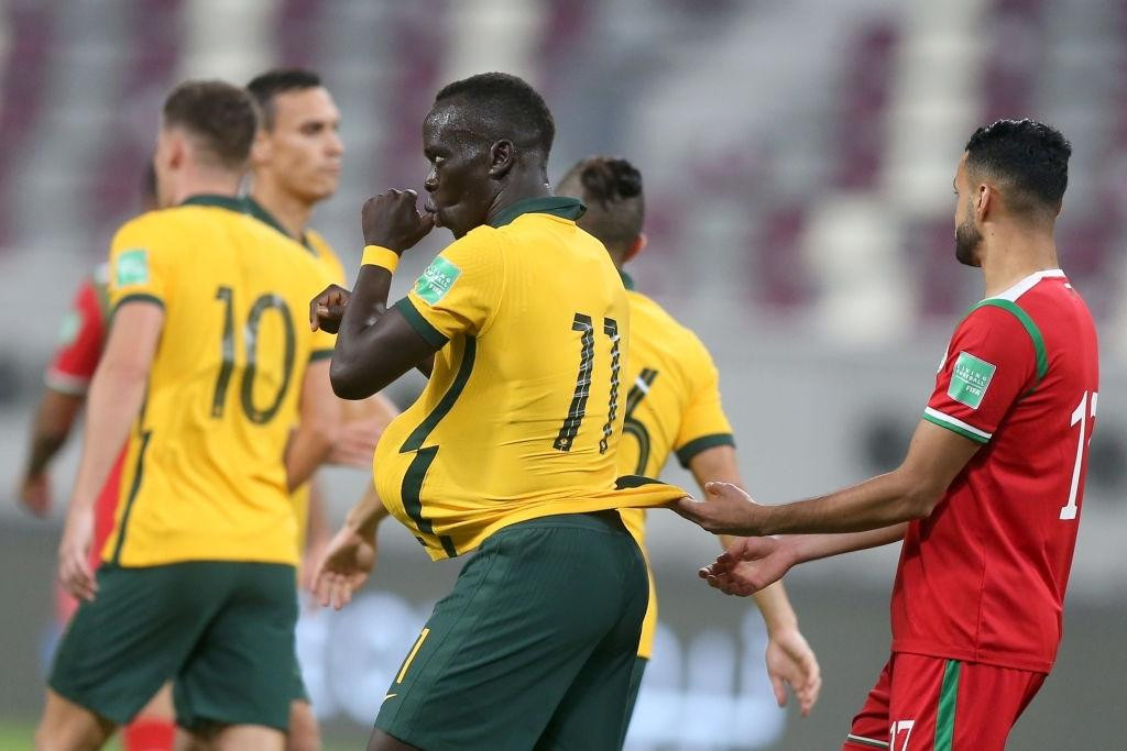 Mabil sớm mở tỉ số cho Australia ở phút thứ 9