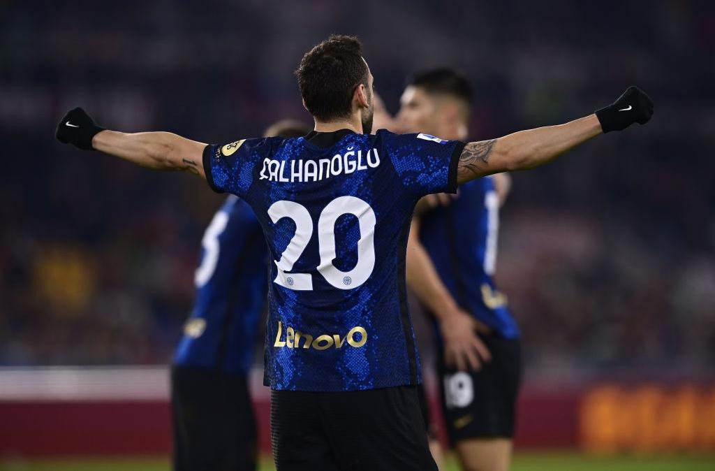 Sai lầm của thủ thành Patricio giúp Calhanoglu ghi bàn từ chấm phạt góc Sai lầm của thủ thành Patricio giúp Calhanoglu ghi bàn từ chấm phạt góc