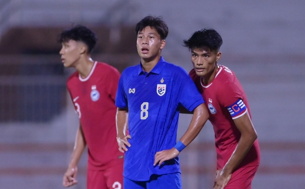 U19 Singapore (áo đỏ) có thể tạo ra bất ngờ trước U19 Malaysia