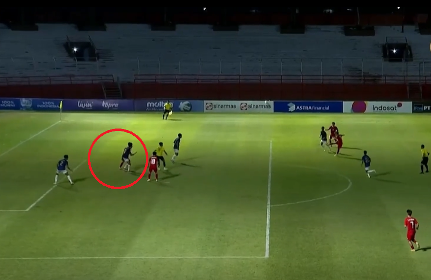 Thủ môn U19 Myanmar băng lên khiến khán giả nhầm lẫn "mốc" bắt lỗi việt vị