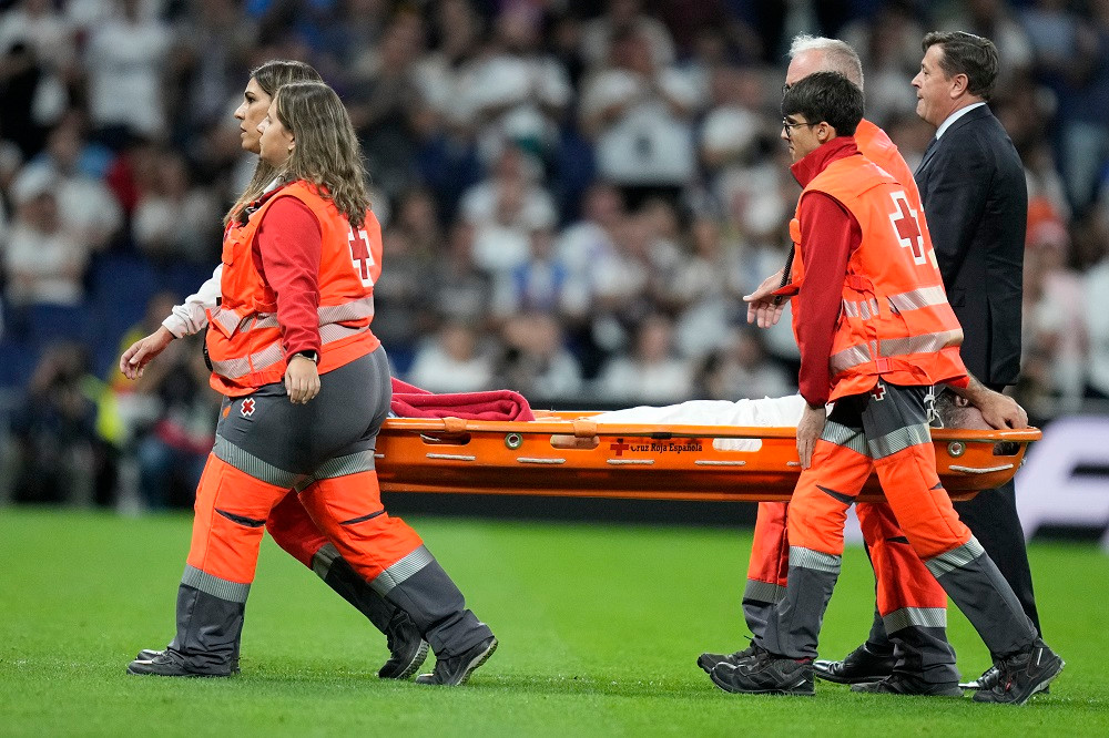 Carvajal nằm cáng rời sân trong đau đớn. Ảnh: AP