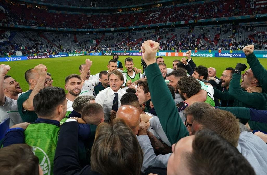 Trái ngược với đó là niềm vui của thầy trò Roberto Mancini