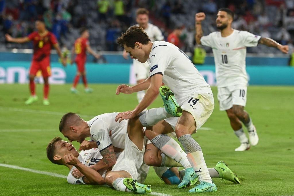 Niềm vui của các cầu thủ Italia sau bàn mở tỉ số của Barella