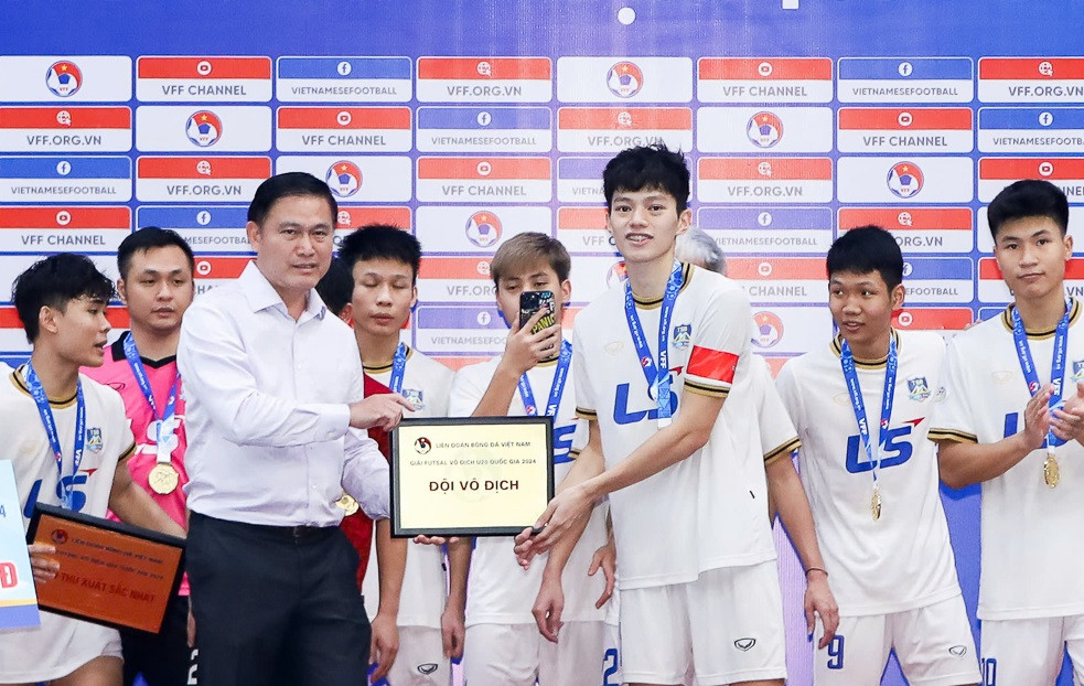 U20 Thái Sơn Bắc nhận giải vô địch quốc gia 2024 U20 Thái Sơn Bắc nhận giải vô địch quốc gia 2024