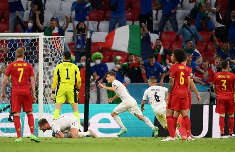 Barella sớm đưa Italia vượt lên dẫn trước ở phút 31