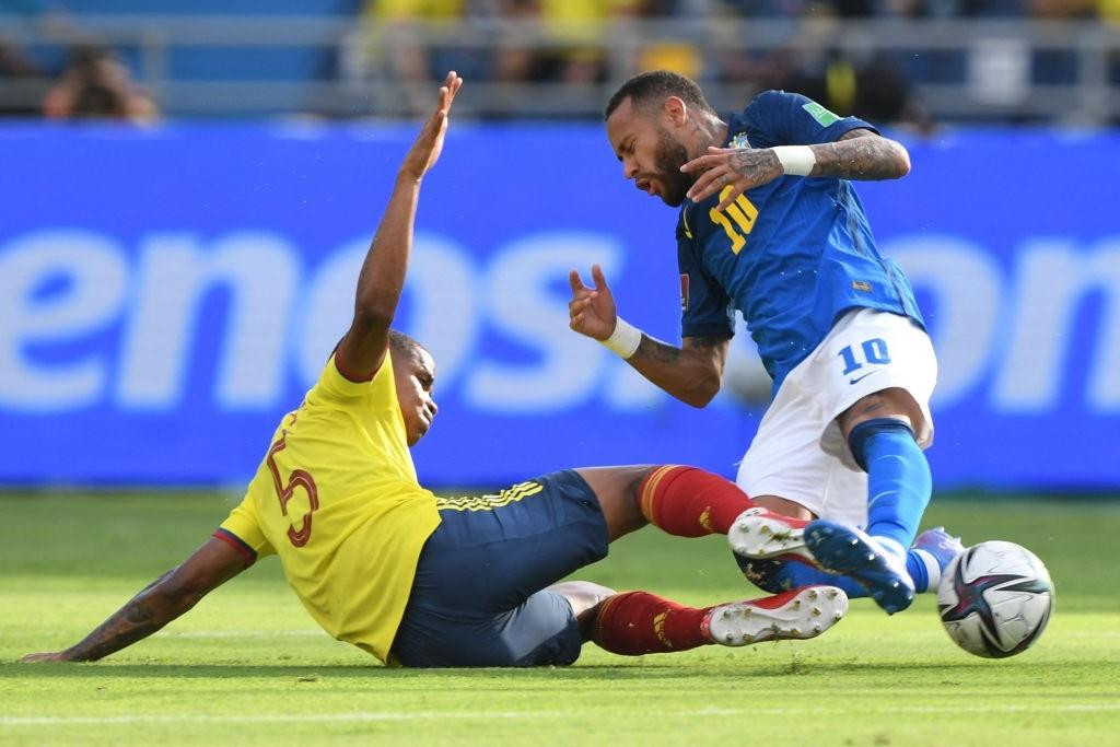 Neymar bị các hậu vệ Colombia &quot;chăm sóc&quot; kĩ lưỡng ở trận đấu sáng nay