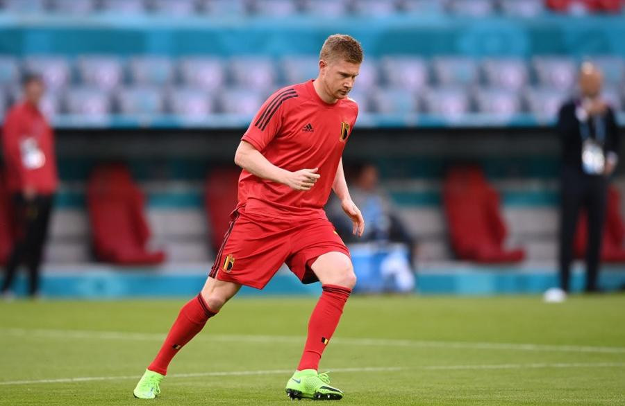 De Bruyne khởi động trước trận đấu