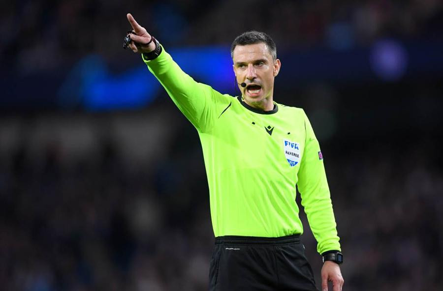 Trọng tài Vincic đã rút 5 thẻ vàng sau 2 trận cầm còi ở EURO 2020