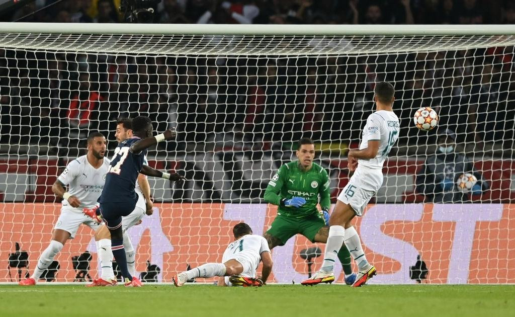 Tiền vệ Gueye sớm mở tỉ số cho PSG ở phút thứ 8 Tiền vệ Gueye sớm mở tỉ số cho PSG ở phút thứ 8