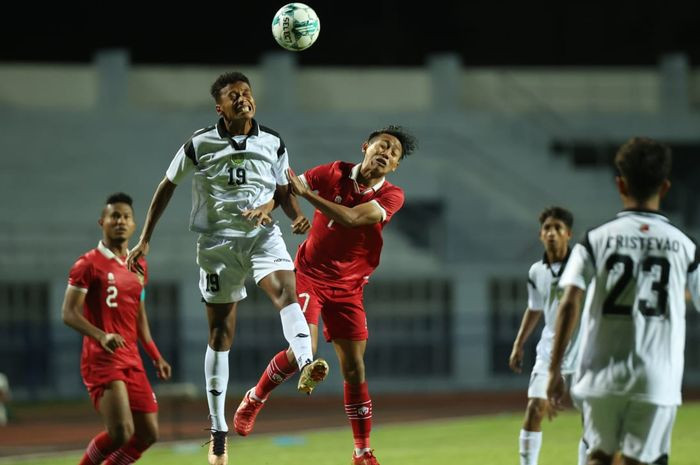 Soares (số 19) trong một trận đấu với U23 Indonesia Soares (số 19) trong một trận đấu với U23 Indonesia