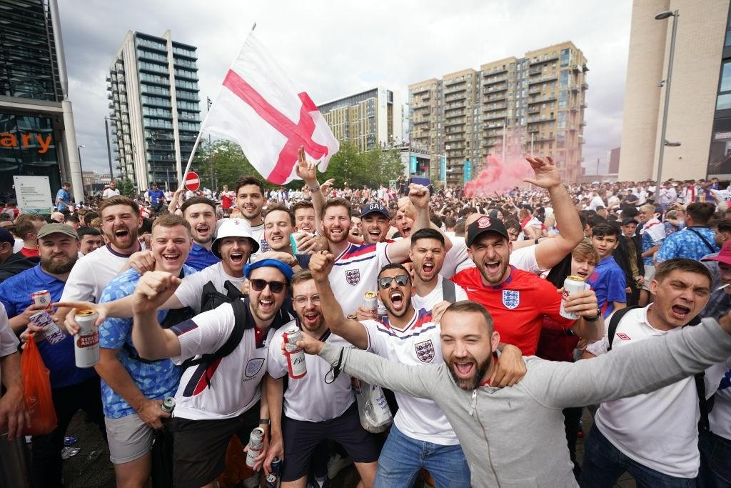 CĐV Anh tập trung từ sớm để cổ vũ cho thầy trò Southgate