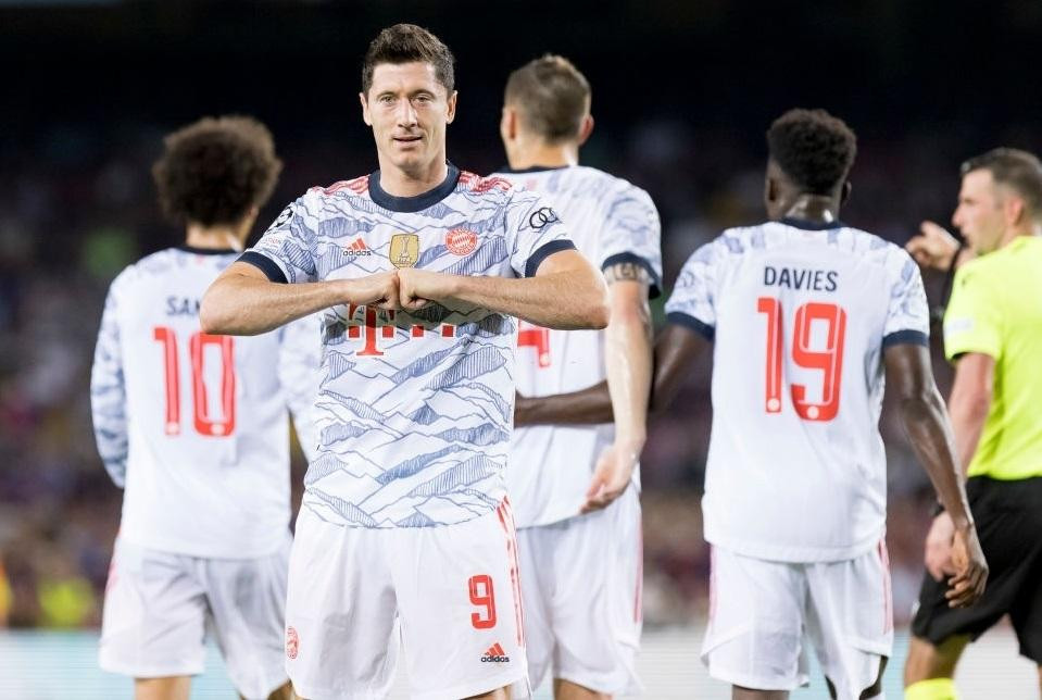 Robert Lewandowski tỏa sáng với cú đúp vào lưới Barca ở hiệp 2
