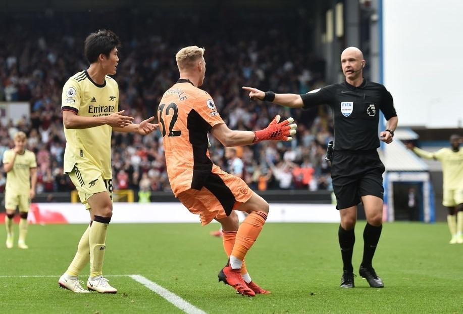 Trọng tài đã rút lại quyết định thổi phạt đền sau khi tham khảo VAR