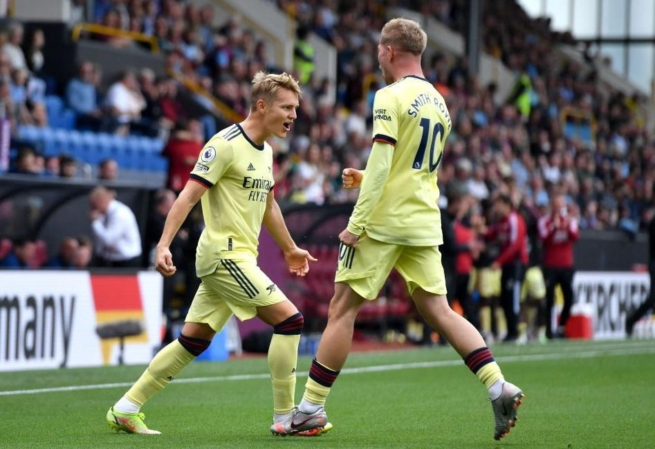 Odegaard mở tỉ số cho Arsenal với cú sút phạt đẹp mắt