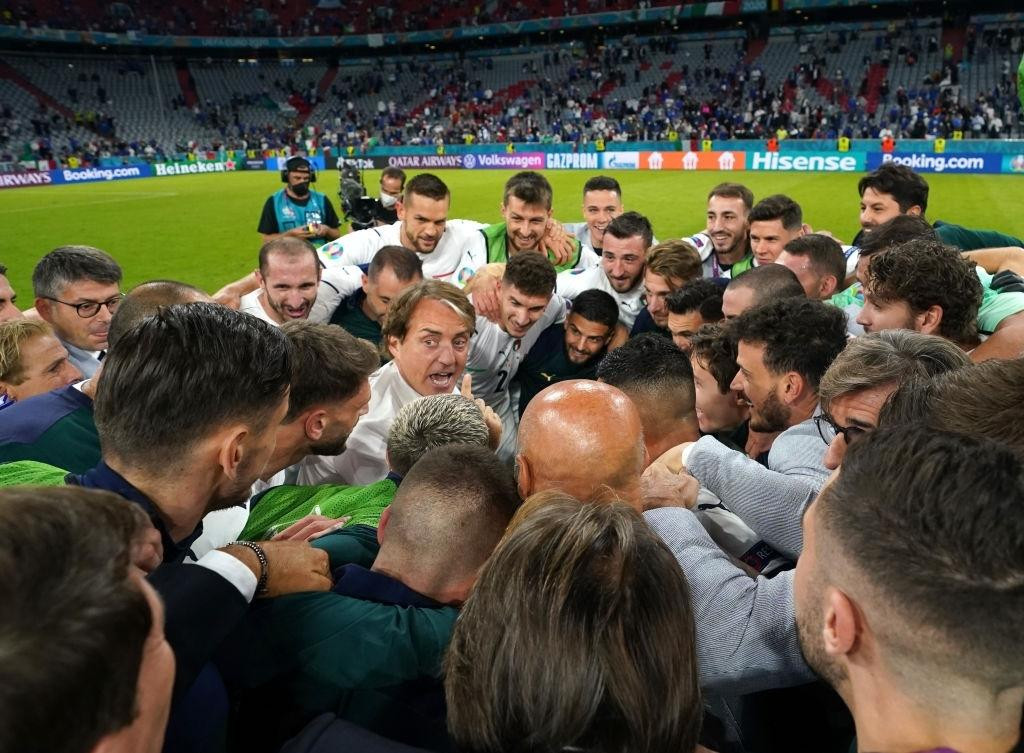 HLV Mancini ăn mừng cùng các học trò sau tiếng còi kết thúc trận đấu HLV Mancini ăn mừng cùng các học trò sau tiếng còi kết thúc trận đấu