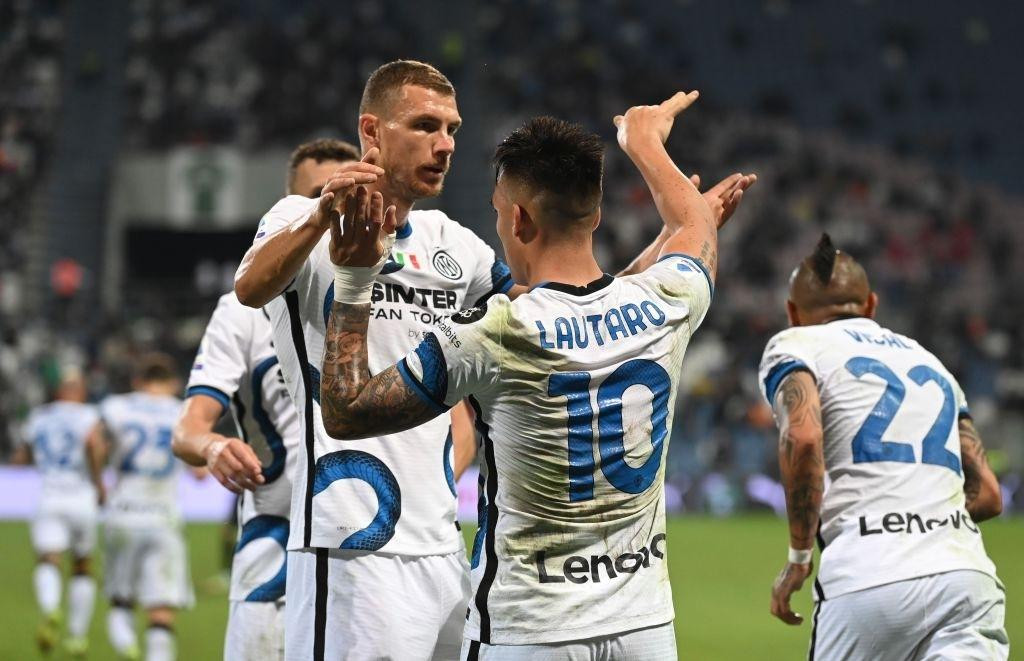 Dzeko giúp Inter Milan lật ngược thế cờ sau khi vào sân thay người