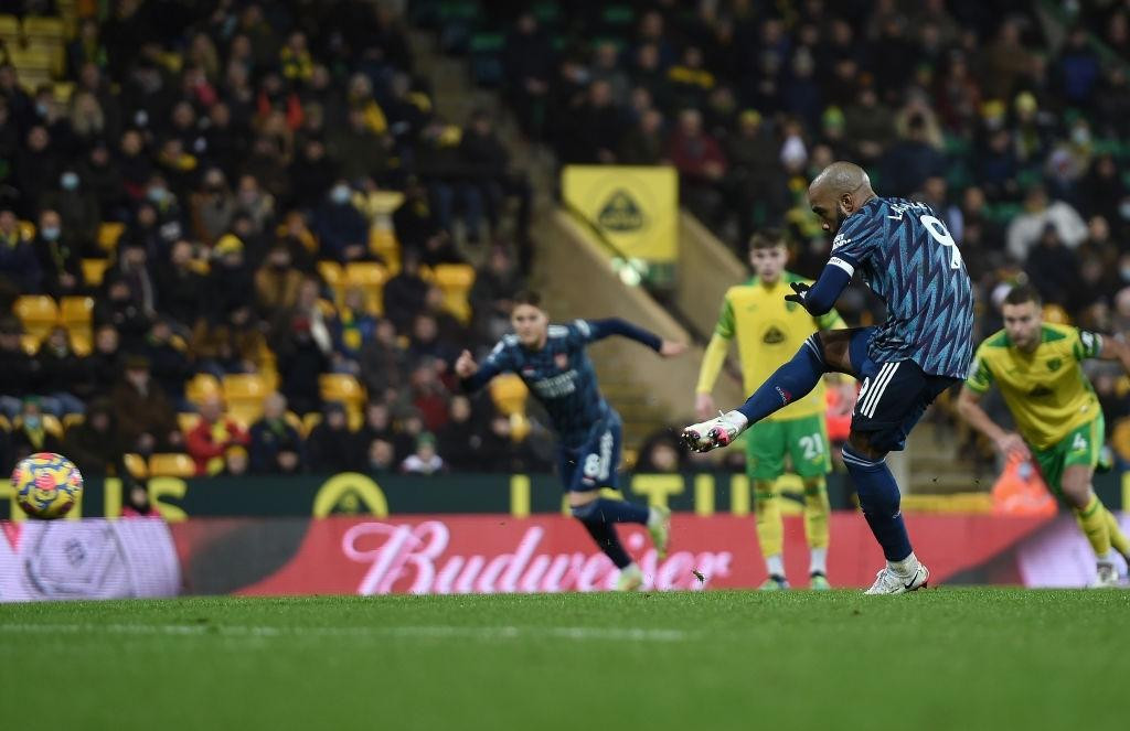 Lacazette ghi bàn nâng tỉ số lên 4-0 trên chấm phạt đền Lacazette ghi bàn nâng tỉ số lên 4-0 trên chấm phạt đền