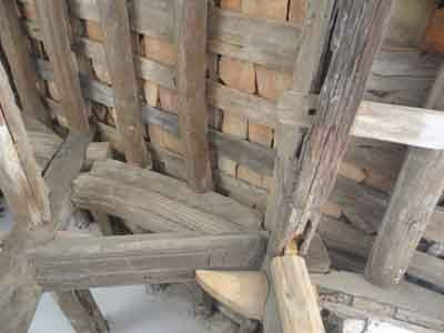 Hệ thống xà bị mối mọt tại gian đại bái. Ảnh: K.N