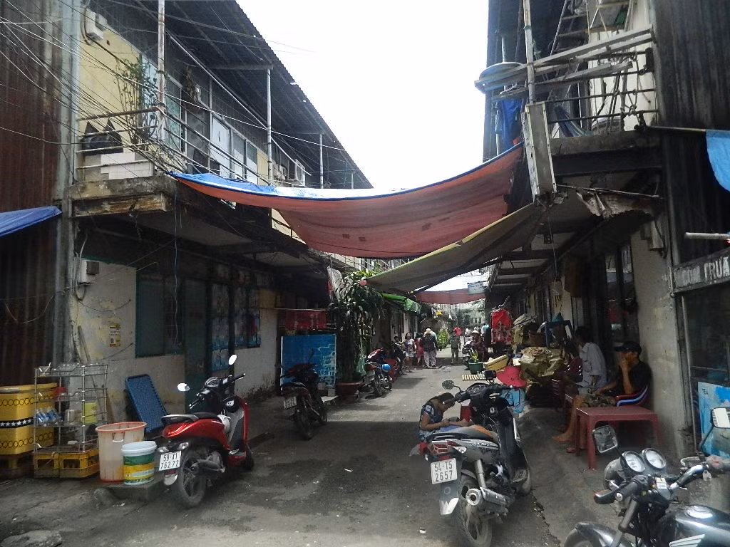 Đất tái định cư Thủ Thiêm giao cho 'đại gia', dân sống tạm bợ ảnh 2