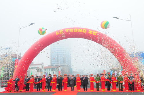 Các đại biểu cắt băng thông xe cầu vượt nút giao Nguyễn Chí Thanh - Láng. Ảnh: Tuấn Nguyễn