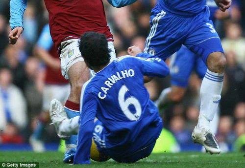 Ở tình huống truy cản Gabriel Agbonlahor, hậu vệ Ricardo Carvalho của Chelsea vào bóng bằng hai chân đối với cầu thủ bên phía Aston Villa. Sau đó, trọng tài Phil Dowd đã truất quyền thi đấu của tuyển thủ người Bồ Đào Nha