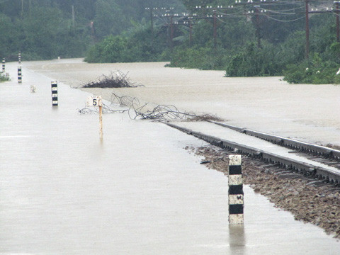 Đến chiều 17-10, đoạn đường sắt qua Phò Trạch (Phong Điền, TT-Huế) vẫn còn ngập sâu trong lũ Ảnh: Ngọc Văn