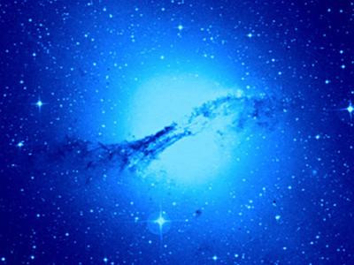 Được mệnh danh là “cá voi xanh của vũ trụ”, Centaurus A nằm cách Trái đất 14 triệu năm ánh sáng, ở phía nam chòm sao Centaurus. Nó chứa đựng một hố đen khổng lồ có kích thước bằng 50 triệu lần kích thước Mặt trời