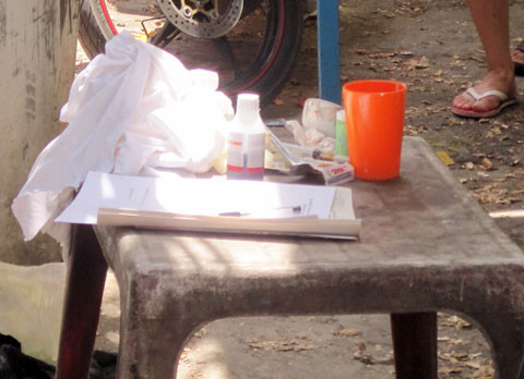 Tang vật là chai thuốc trừ sâu mà cơ quan điều tra tìm thấy tại nhà bà Liên. Tang vật là chai thuốc trừ sâu mà cơ quan điều tra tìm thấy tại nhà bà Liên