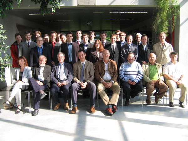 GS Nguyễn Đăng Hưng (thứ hai từ phải sang) cùng đồng nghiệp và sinh viên khoa hàng không không gian, ĐH Liège, Bỉ (2006).