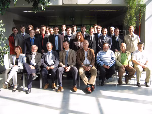 GS Nguyễn Đăng Hưng (thứ hai từ phải sang) cùng đồng nghiệp và sinh viên khoa hàng không không gian, ĐH Liège, Bỉ (2006).